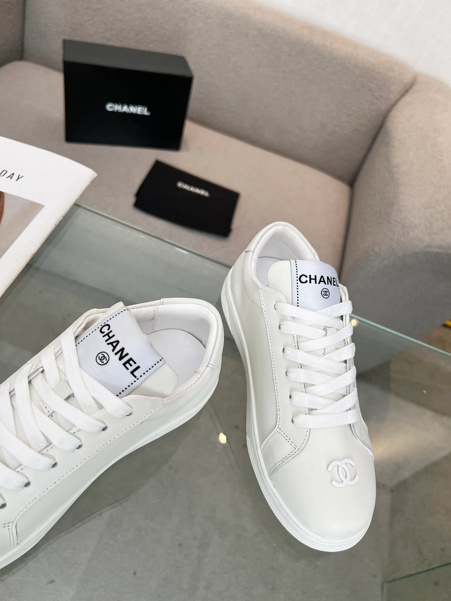 👟👟Ex-factory price 520👟👟Chanel Chanel 24SF latest model full leather panda color white shoes casual sports shoes skateboard shoes original purchase and development production Xiaoxiang C Home Another super popular item in the counter, loved by Internet celebrity bloggers and sisters, and various praises on social platforms. It is very popular, has a high texture, is breathable and super spring and summer. Seeing this issue always arouses the inner desire of girls for fashion. The latest suede material, classic black and white color, full of fashionable feeling on the feet, easy to care for. Fabric: Original customized imported cowhide material. Lining: Customized soft sheepskin lining. Sole: Original molded TPU non-slip outsole. Bottom thickness: 2.5CM. Size: Women's size 35-40 (custom-made sizes 40 are non-refundable)